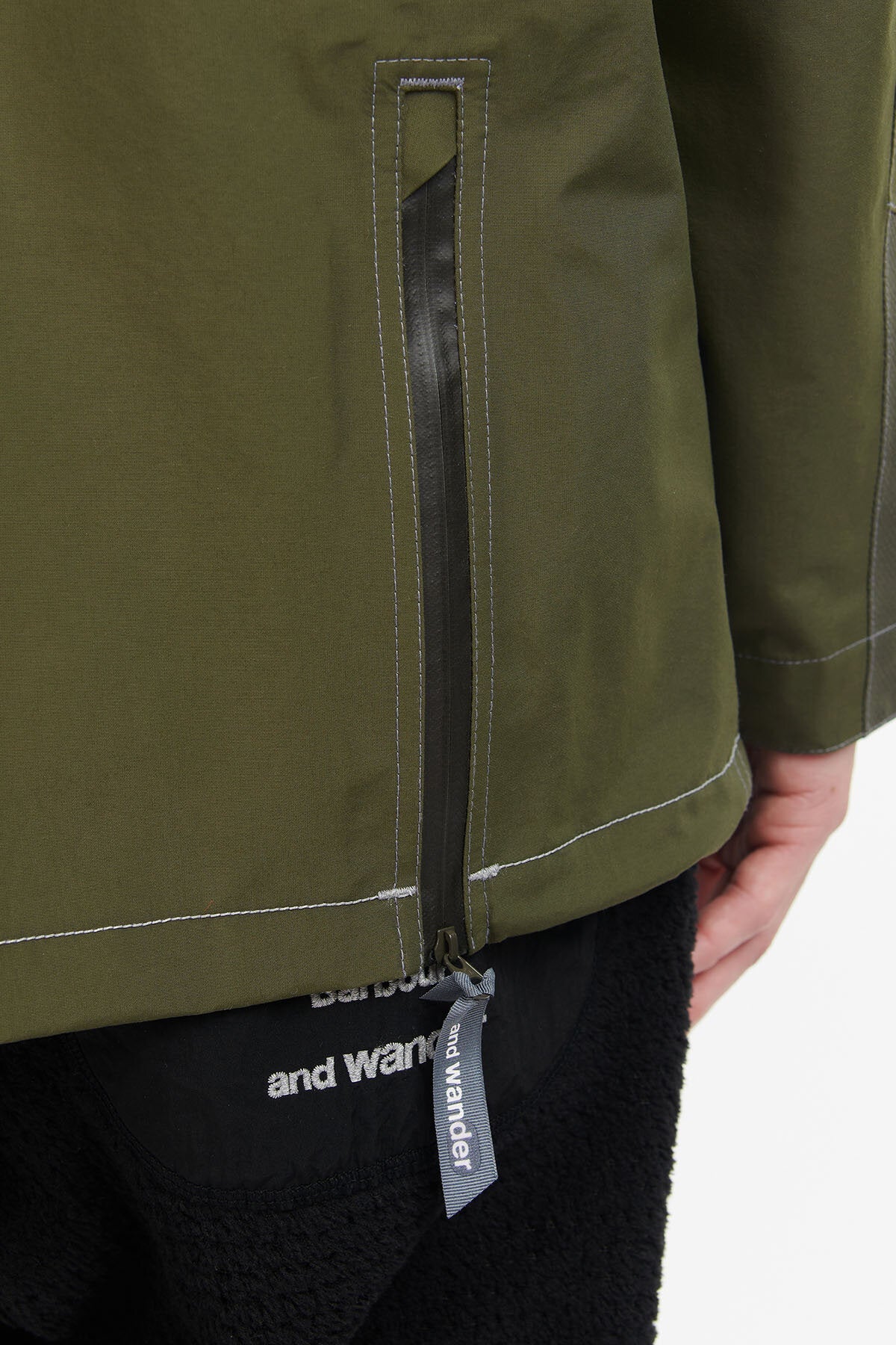 And Wander 3l Jacket - DARK OLIVE